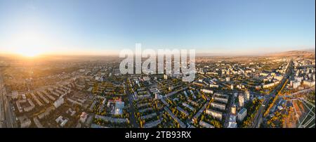 Vue panoramique aérienne de la ville de Bichkek Kirghizistan avec des montagnes enneigées Banque D'Images