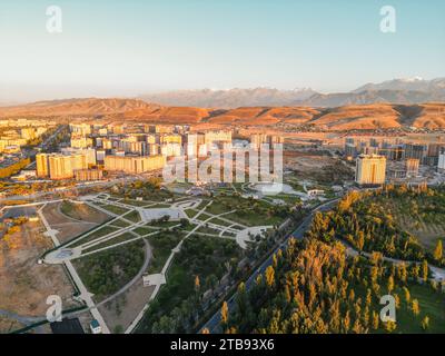 Vue aérienne du parc de la victoire dans la ville de Bichkek Kirghizistan et le parc d'amitié du Kirghizistan et de l'Azerbaïdjan dans la ville de Bichkek Banque D'Images