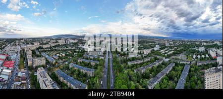 Vue aérienne de la ville de Bichkek Kirghizistan avec des montagnes enneigées en arrière-plan Banque D'Images