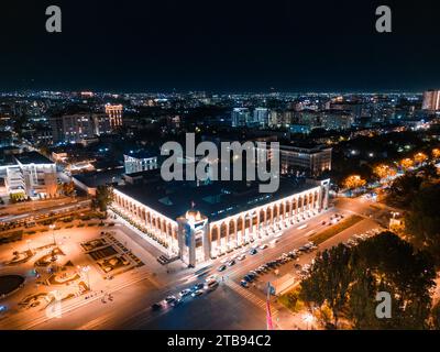 Bichkek, Kirghizistan - 15 juillet 2023 : vue aérienne de la place centrale Ala-too de Bichkek la nuit Banque D'Images