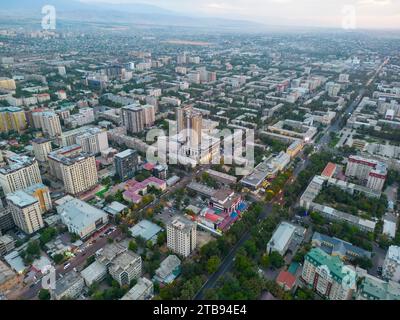 Bichkek, Kirghizistan - 13 mai 2023 : vue aérienne de la ville de Bichkek au Kirghizistan Banque D'Images