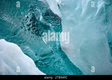 Gros plan sur la glace claire et glacée d'un iceberg dans des motifs naturels, du glacier South Sawyer Banque D'Images