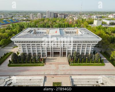 Vue aérienne du bâtiment Jogorku Kenesh (Parlement) de la République kirghize. La Maison Blanche du Kirghizistan Banque D'Images