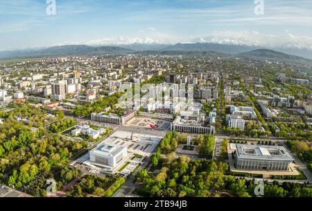 Vue aérienne de la place centrale Ala-too de Bichkek au printemps Banque D'Images