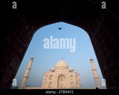 Taj Mahal vu à travers une arche ; Agra, Inde Banque D'Images