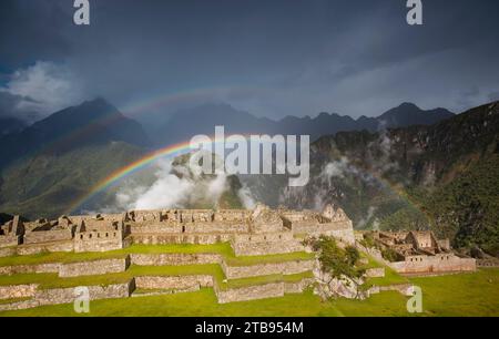 Deux arcs-en-ciel se forment au-dessus des ruines du Machu Picchu ; Pérou Banque D'Images