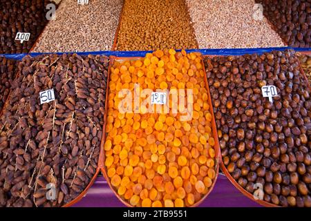 Dattes, abricots et noix à vendre dans un marché de la Médina ; Marrakech, Maroc Banque D'Images