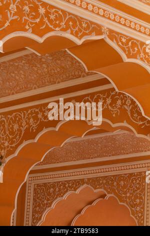 Détails de l'architecture complexe du palais de la ville à Jaipur ; Jaipur, État du Rajasthan, Inde Banque D'Images