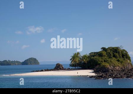 Les sables blancs de l'île Granito de Oro bordent le Pacifique, parc national de Coiba ; Panama Banque D'Images