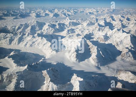 Vue sur les sommets escarpés des montagnes de l'Himalaya depuis un avion en route vers le Tibet depuis le sud ; Tibet Banque D'Images