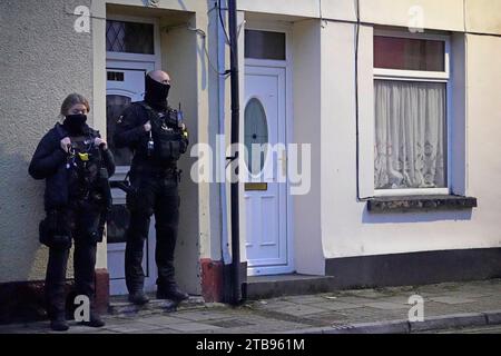 La police de Wyndham Street à Merthyr Tydfil après qu’une femme de 29 ans ait été poignardée vers 9H10 ce matin à Aberfan. La police du sud du pays de Galles a déclaré que des officiers armés sont à la recherche d'un suspect masculin. Date de la photo : mardi 5 décembre 2023. Banque D'Images