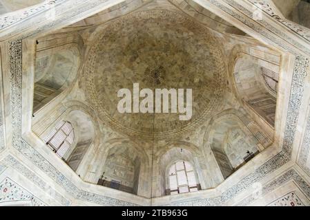 Dans la salle de tombeau de Mumtaz Mahal dans le Taj Mahal ; Agra, Inde Banque D'Images