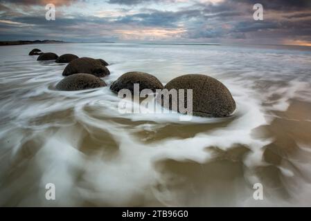 Longue exposition des Moeraki Boulders le long de la plage de Koekohe sur l'île du Sud de la Nouvelle-Zélande ; Hampden, North Otago, Nouvelle-Zélande Banque D'Images