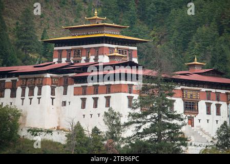 Rinpung Dzong, également connu comme la 'forteresse du tas de joyaux', à 7300 pieds au-dessus du niveau de la mer ; Paro, Bhoutan Banque D'Images