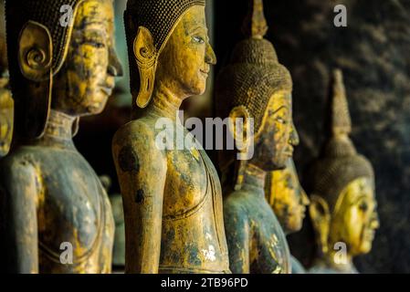 Rangée d'images de Bouddha debout à Wat Visoun, communément connu sous le nom de Makmo ; Luang Prabang, Laos Banque D'Images