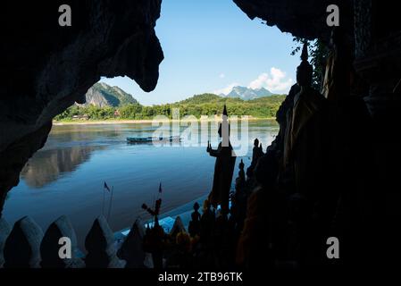 Statues silhouettées de Bouddha de l'intérieur des grottes de Pak ou sur le fleuve Mékong ; Laos Banque D'Images