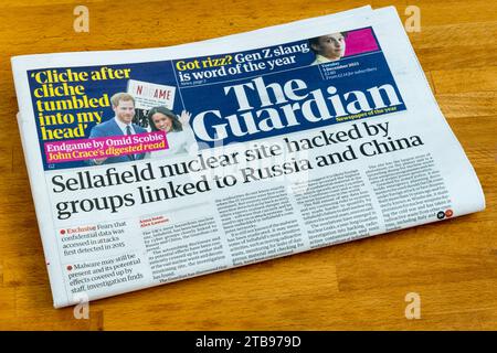 5 décembre 2023. Le titre sur la première page du Guardian lit le site nucléaire de Sellafield piraté par des groupes liés à la Russie et à la Chine. Banque D'Images