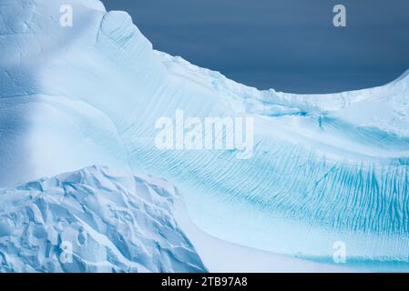 Iceberg tabulaire sur le côté ouest de la péninsule antarctique ; Antarctique Banque D'Images