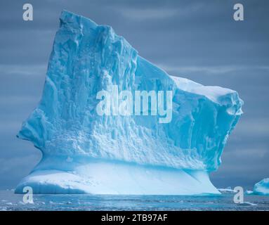 Iceberg sur le côté ouest de la péninsule antarctique ; Antarctique Banque D'Images