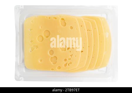 tranches de fromage isolées sur fond blanc, fromage tranché dans un emballage en plastique, morceaux de fromage gouda tranché disposés pour créer la mise en page Banque D'Images