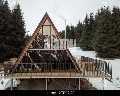 Vue aérienne d'un chalet chalet en bois en station de montagne en hiver Banque D'Images