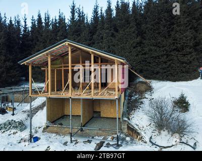 Vue aérienne d'un chalet chalet en bois en station de montagne en hiver Banque D'Images
