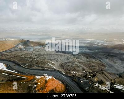 Vue aérienne de la mine d'or Kumtor au Kirghizistan, région d'Issyk-Kul. Camion à benne basculante avec du minerai d'or sur la route Banque D'Images