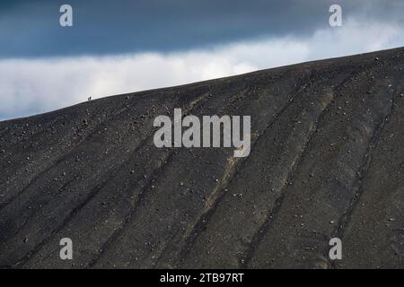 Deux randonneurs au sommet d'un cratère à Hverfjall, Islande ; Islande Banque D'Images