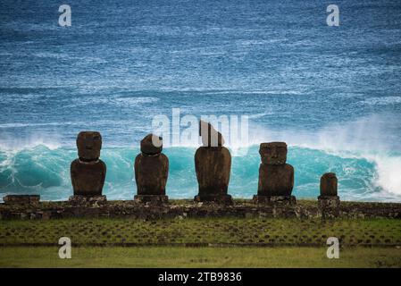 Moai près de l'océan au complexe cérémoniel Ahu Tahai, parc national Rapa Nui sur l'île de Pâques ; île de Pâques Banque D'Images