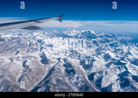 Jet en vol au-dessus des montagnes du haut plateau du Tibet ; Lhassa, Tibet, Chine Banque D'Images