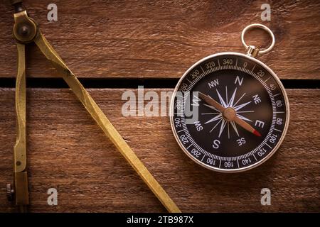 Dessin vintage et boussole de navigation sur une planche de bois rustique Banque D'Images