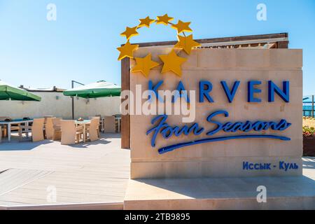 Cholpon-ATA, Kirghizistan - 15 juin 2023 : logo du centre de loisirs Karven four Seasons dans le lac Issyk Kul Banque D'Images