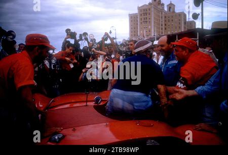 HAVANA, CUBA - FÉVRIER 24 : Juan Manuel Fangio (1911-1995) pilote de la Maserati 300S sort de sa voiture après avoir remporté le Grand Prix de Cuba 1957 le 24 février 1957 à la Havane, Cuba. (Photo de Hy Peskin) *** Légion locale *** Juan Manuel Fangio Banque D'Images