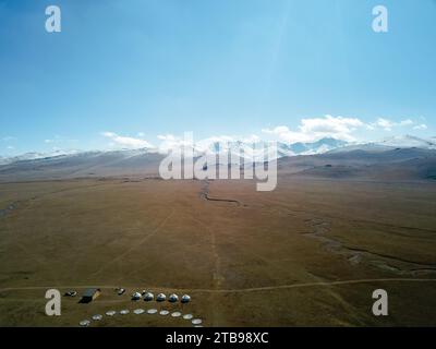 Vue aérienne des yourtes kirghizes sur la rive du lac Song-Kul Banque D'Images