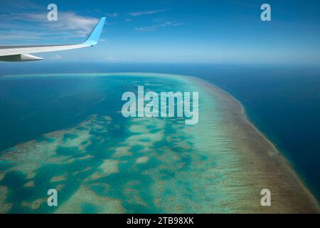 Vue aérienne survolant la Grande barrière de corail ; Cairns, Queensland, Australie Banque D'Images