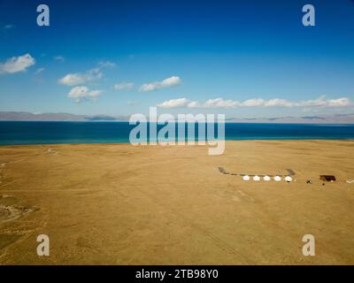 Vue aérienne des yourtes kirghizes sur la rive du lac Song-Kul Banque D'Images