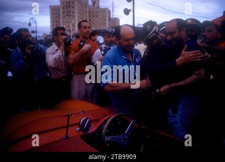 HAVANA, CUBA - FÉVRIER 24 : Juan Manuel Fangio (1911-1995) pilote de la Maserati 300S sort de sa voiture après avoir remporté le Grand Prix de Cuba 1957 le 24 février 1957 à la Havane, Cuba. (Photo de Hy Peskin) *** Légion locale *** Juan Manuel Fangio Banque D'Images