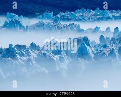 Formations glaciaires accidentées sur les icebergs du fjord glacé d'Ilulissat ; Ilulissat, Groenland Banque D'Images