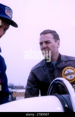 TRENTON, NJ - MARS 30 : le pilote Pat O'Connor parle à un membre de l'équipage avant le départ de la course de championnat USAC 100 miles le 30 mars 1958 à Trenton, New Jersey. (Photo de Hy Peskin) *** Légende locale *** Pat O'Connor Banque D'Images