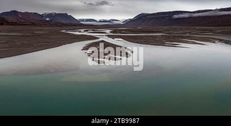 Une rivière tressée descend d'un glacier sur l'île du Spitzberg ; Spitzberg, Svalbard, Norvège Banque D'Images