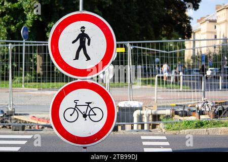 Deux panneaux de signalisation interdisant les intrusions pour les piétons et les vélos car la rue est en reconstruction Banque D'Images