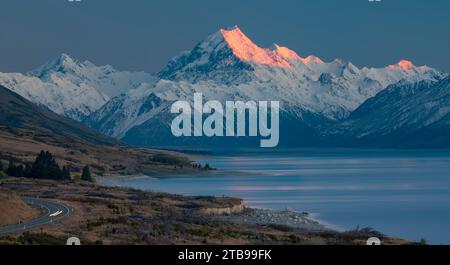 Le soleil se lève sur le mont Cook, la plus haute montagne de Nouvelle-Zélande, avec le lac Pukaki au premier plan ; Twizel, Île du Sud, Nouvelle-Zélande Banque D'Images