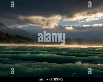 Après-midi venteux sur le lac Pehoe dans le parc national de Torres del Paine ; Patagonie, Chili Banque D'Images