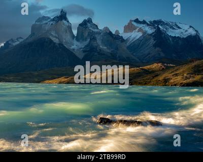 Après-midi venteux sur le lac Pehoe dans le parc national de Torres del Paine ; Patagonie, Chili Banque D'Images