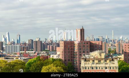 New York, USA - 13 mai 2022 : Skyline de New York pendant la journée ensoleillée avec des arbres et des bâtiments Banque D'Images