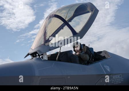 Le capitaine Quinn Labowitch de l'US Air Force se prépare pour le départ à la base aérienne MacDill, en Floride, le 4 décembre 2024. Photo de Joshua Hastings Banque D'Images