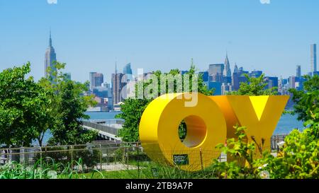 BROOKLYN, NEW YORK - 19 JUILLET 2022 : sculpture monumentale OY/YO de la célèbre artiste Deborah Kass au Brooklyn Bridge Park Banque D'Images