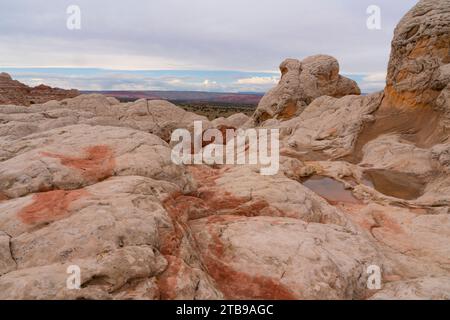 Vue panoramique des formations rocheuses avec le plateau au loin sous un ciel nuageux, faisant partie du paysage extraterrestre de lignes étonnantes, contours ... Banque D'Images