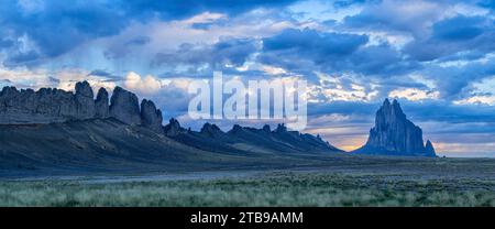 Des nuages orageux spectaculaires se dégagent au-dessus de la crête rocheuse et de la formation du monolithe emblématique de Shiprock Peak ; Shiprock, Nouveau-Mexique, États-Unis d'Amérique Banque D'Images