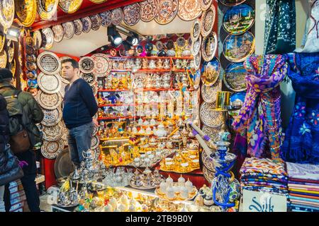 Istanbul, Turquie - 17 décembre 2018 : magasin vendant des ustensiles turcs pour le thé et le café. Bazar turc Banque D'Images